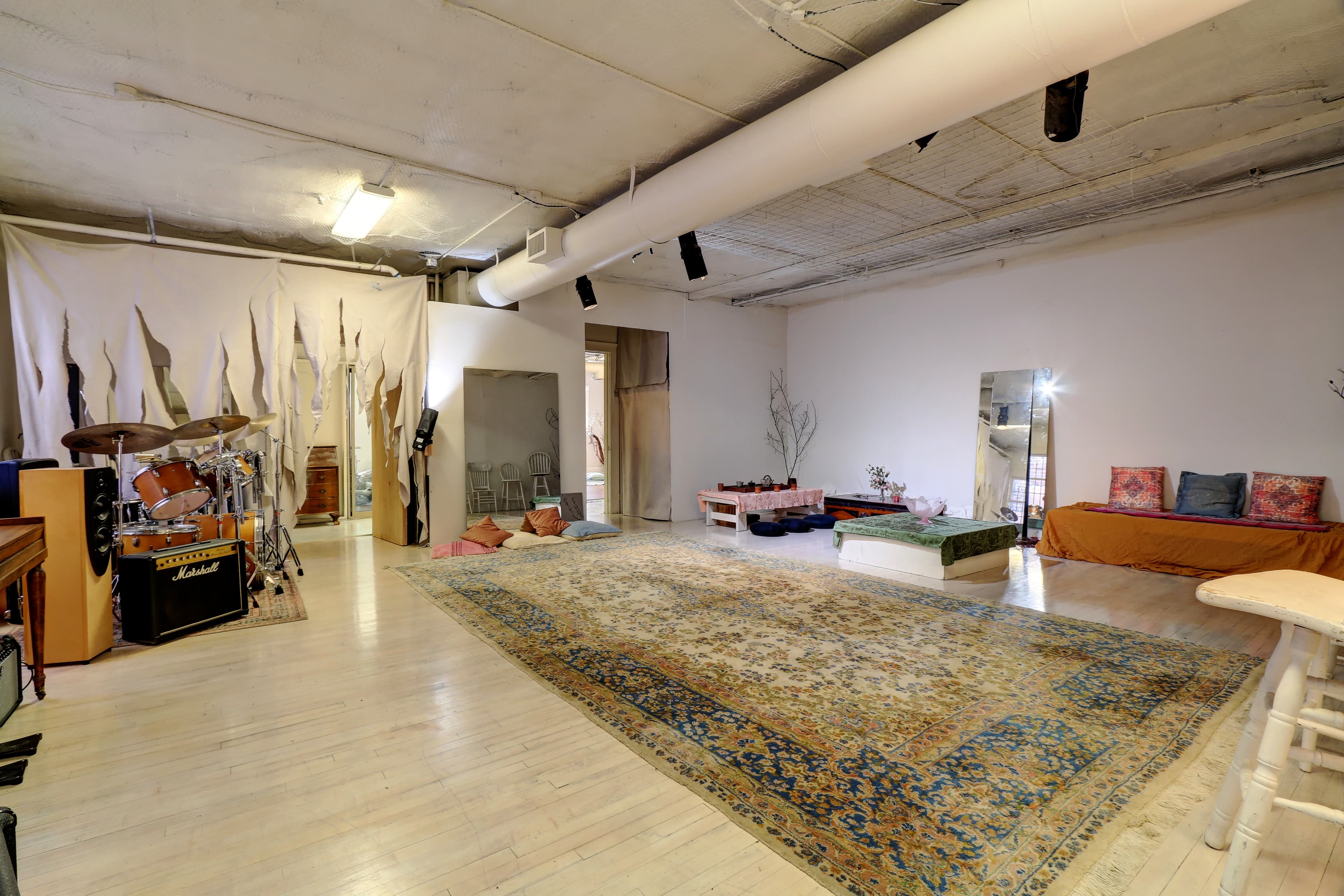 Staged room during a temporary Listamixma activation, photo 4
